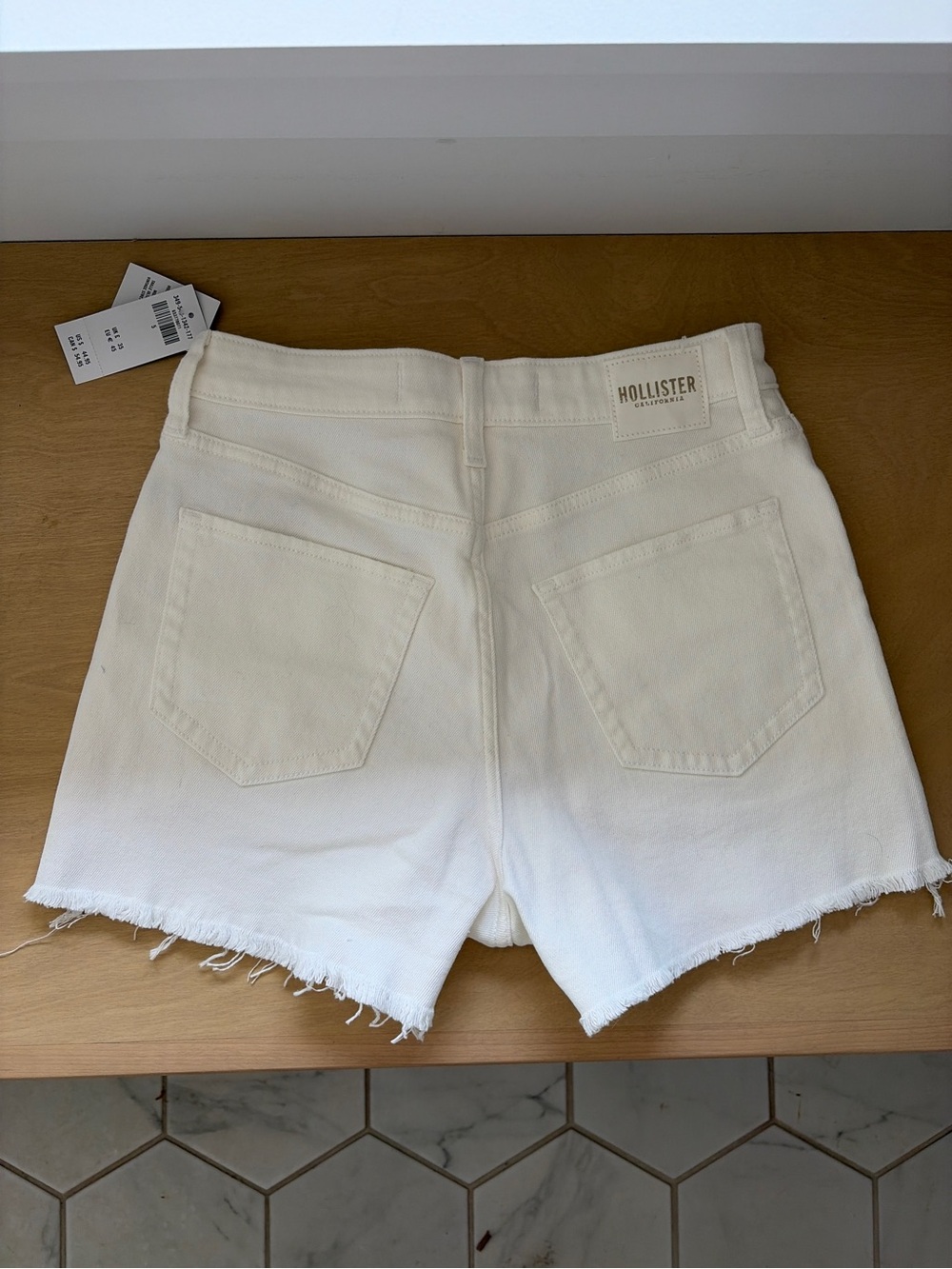 Hollister White Denim Fray Hem High Rise Mom Shorts | NWT | Size 5/27 Waist - Picture 3 of 3